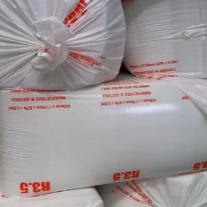 带有白色包装的 R3.5 聚酯纤维隔热棉堆