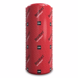 白色背景上带有红色包装的 Bradford Acoustigard 隔断卷毡