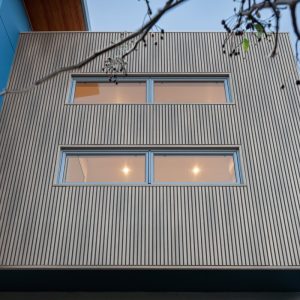 银灰木纹格栅外墙板